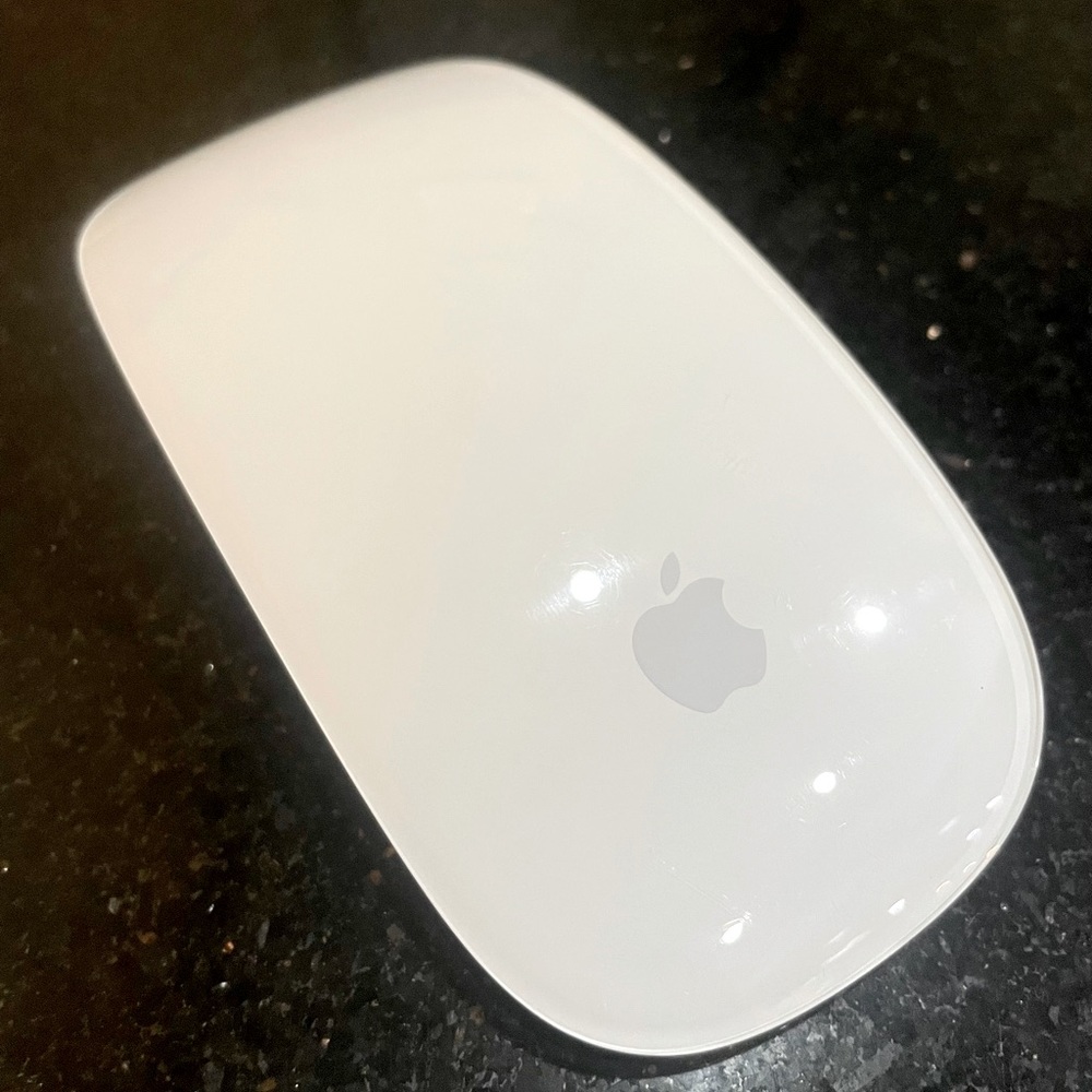 Apple Magic Mouse 1 (A1296)  MB829LL/A (Bluetooth, AA Battery)